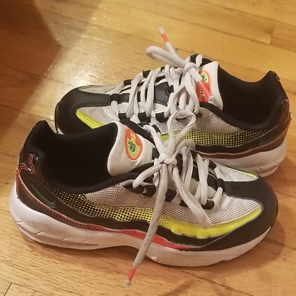 NIKE AIR MAX